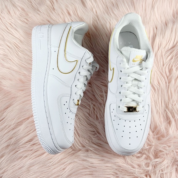 New Nike Women’s Air Force 1 ‘07 ESS Gold - Picture 3 of 5